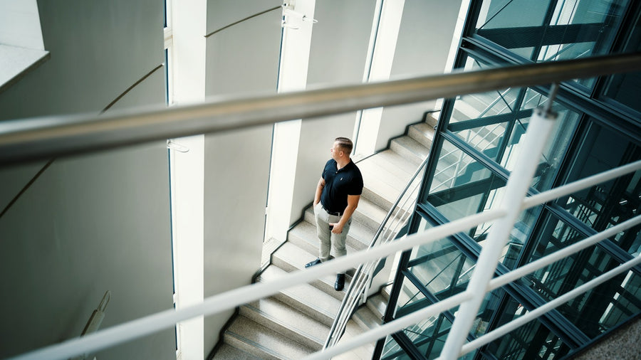 Hombre subiendo las escaleras de un edificio de oficinas